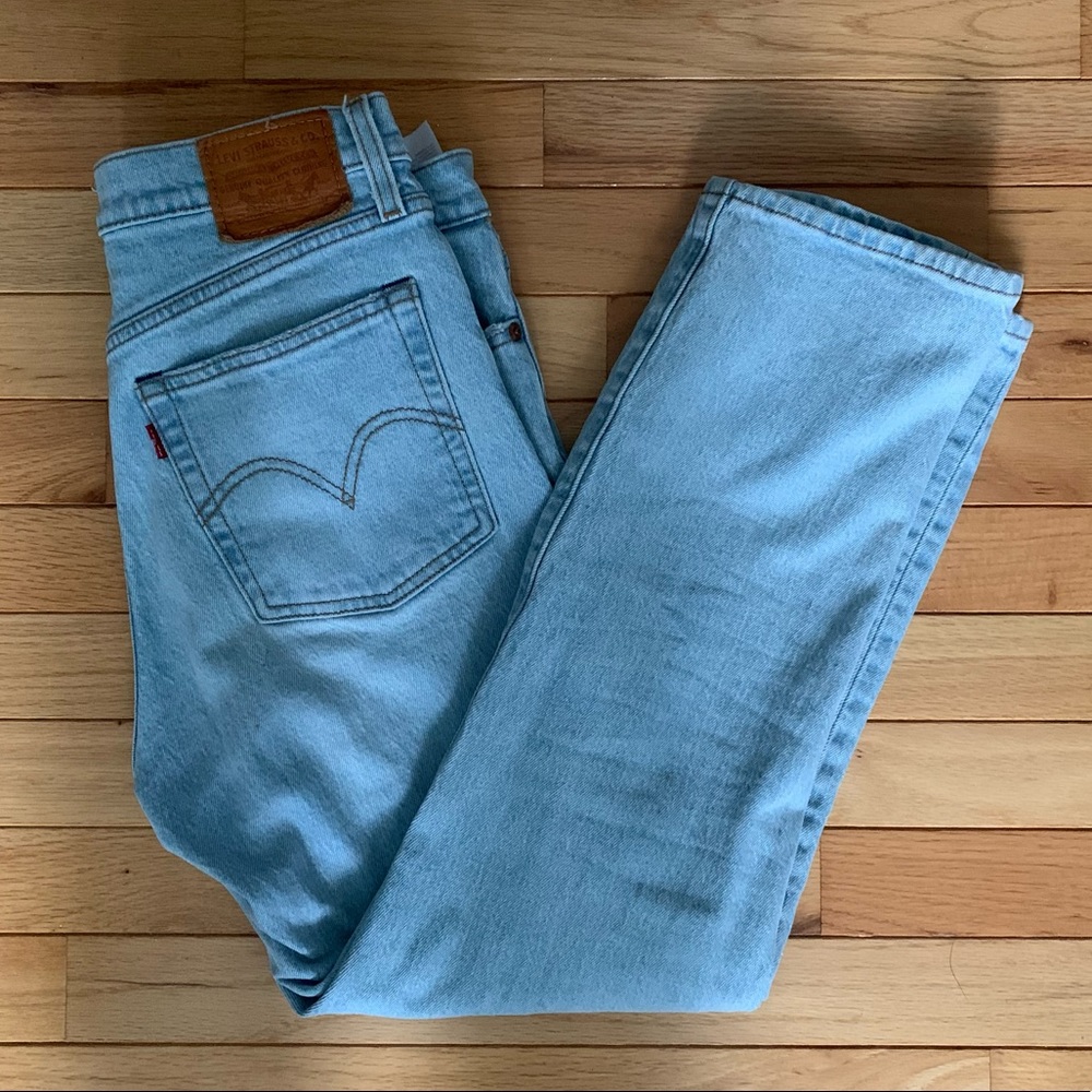 Light Wash Levi’s Wedgie Straight Jeans